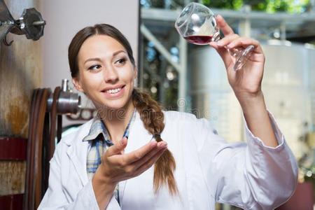 阿拉伯語醫生收到了工資日的概念。 穆斯林醫生在辦公室里數美元。 阿拉伯醫生持有金錢醫療咨詢。 醫院概念。 健康的概念。 醫療保健相似素材圖片第13頁-攝圖新視界