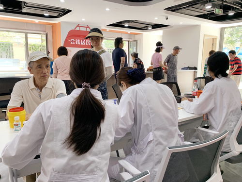 上海六一兒童醫(yī)院走進(jìn)寶山路街道開(kāi)展便民服務(wù)活動(dòng),為居民答疑解惑