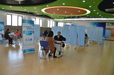 我校邀請資深醫(yī)學(xué)專家來校開展專項健康咨詢