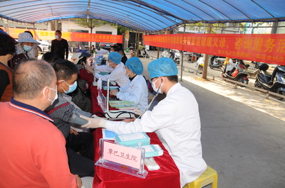 我市在覃巴鎮(zhèn)開展健康義診和健康咨詢服務(wù)活動